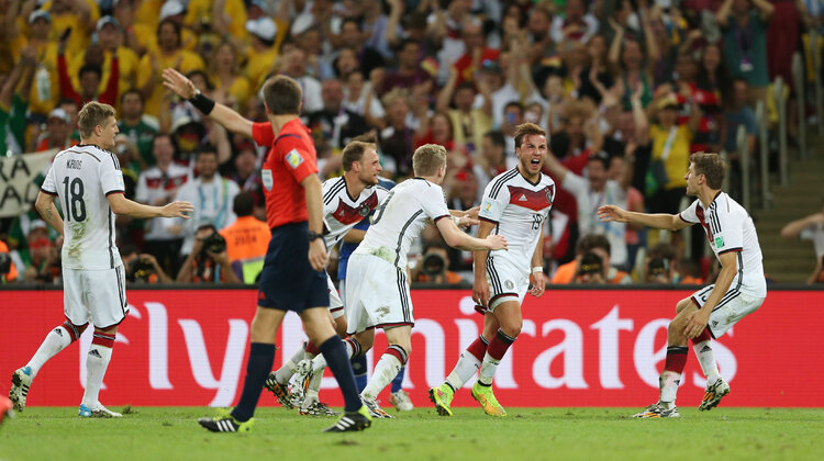 Emirates świętowały razem z Mistrzem Świata w Piłce Nożnej 2014 zainteresowania, hobby, media, marketing, reklama - Dubaj, Zjednoczone Emiraty Arabskie, 15 lipca 2014r. – Wśród kibiców dopingujących piłkarzy podczas finału Mistrzostw Świata nie mogło zabraknąć Emirates, Oficjalnego Światowego Partnera FIFA. Przedstawiciele przewoźnika złożyli gratulacje niemieckiej drużynie zaraz po ostatnim gwizdku zwycięskiego meczu.