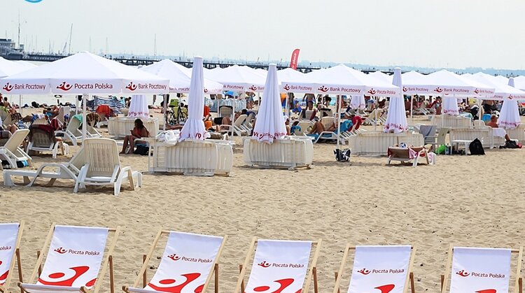 ‘Pocztowe Wybrzeże’ kusi atrakcjami internet, zainteresowania, hobby - Bezpłatne WiFi, komfortowa strefa leżaków i parasoli czy plażowe przedszkole – to tylko niektóre z atrakcji czekających na turystów odwiedzających ‘Pocztowe Wybrzeże’ w Sopocie. W jednym z najpopularniejszych letnich kurortów w Polsce ruszyła wakacyjna akcja, której partnerami są: Poczta Polska, Bank Pocztowy i Envelo.