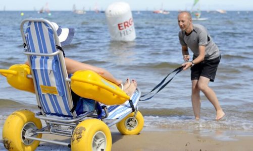 Plaża SUPERgo w Sopocie z wózkiem do kąpieli dla osób z niepełnosprawnością