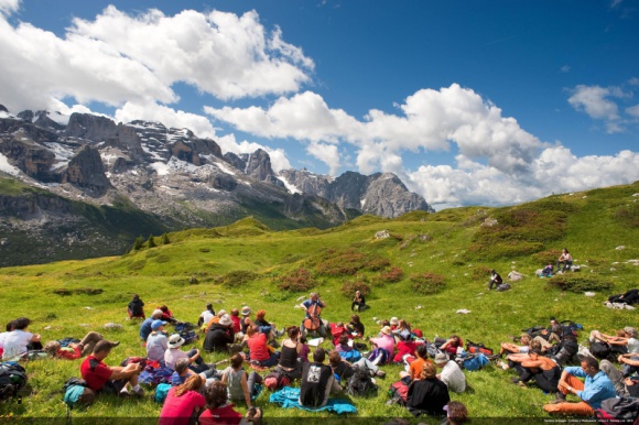 Muzyka w rytmie natury – „Sounds of the Dolomites” 2019 Turystyka, BIZNES - Dźwięki instrumentów połączone z fascynującymi odgłosami natury. Po raz kolejny w malowniczej scenerii włoskiego Trentino, w samym sercu Dolomitów, odbędzie się festiwal „Sounds of the Dolomites”. W tym roku wydarzenie będzie trwać od 28 czerwca do 15 września.