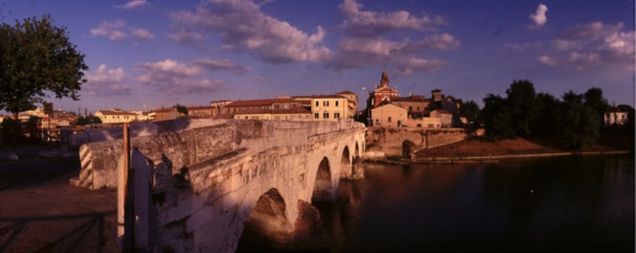 Rimini oczami Felliniego Turystyka, BIZNES - Rimini, największy kurort w regionie Emilia Romagna może szczycić się bogatą ofertę kulturalną i artystyczną. Dzielnica Starego Miasta stanowiła inspirację dla wielu filmów Federica Felliniego.