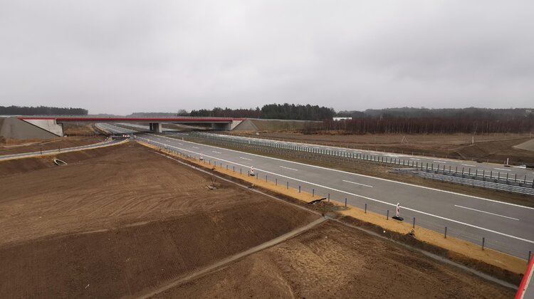 Autostrada A1 (obwodnica Częstochowy) oddana kierowcom budownictwo, nieruchomości, sprawy społeczne - Dwudziestego trzeciego grudnia konsorcjum Budimex, Strabag i Budpol wspólnie z Generalną Dyrekcją Dróg Krajowych i autostrad oddały do eksploatacji (przejezdność) 20-kilometrowy odcinek obwodnicy Częstochowy A1 od węzła Blachownia do węzła Rząsawa.