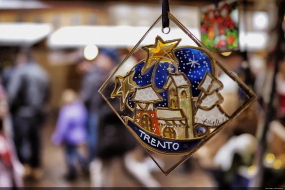 Włoskie tradycje świąteczne. Odkryj bożonarodzeniowe smaki regionu Trentino Turystyka, BIZNES - Spragnieni odkrywania świata, nawet pozostając w Święta w domu, nadal możemy przeżyć je magicznie, poznając tradycje włoskiego Bożego Narodzenia. Każdy region zachował tam odrębne zwyczaje oraz wyjątkową kuchnię. Wielkie bogactwo smaków odnajdziemy w alpejskim regionie Trentino.