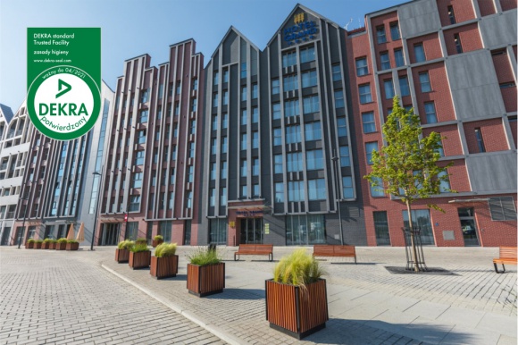 Obiekty sieci Grano Hotels jako pierwsze w Polsce z certyfikatem Dekra Turystyka, BIZNES - Hotel Grano oraz Hotel Number One by Grano zostały objęte ważną certyfikacją. Ocena Dekra Standard Trusted Facility dowodzi, że powyższe obiekty należące do sieci Grano Hotels to miejsca bezpieczne, spełniające ścisłe wytyczne sanitarne.